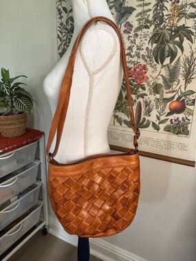 Woven Leather Shoulder Bag in Tan - Classic Everyday Carry